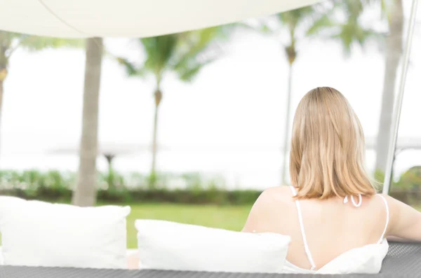 Mujer relajante cerca de la playa en el complejo tropical . — Foto de Stock