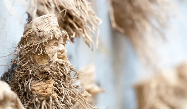 Sculptuur van glimlachen mens gemaakt van hout gesneden. — Stockfoto