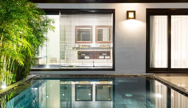 Yüzme Havuzu ve avuç içi ile lüks otel odasında.