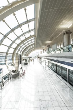ışık dolu modern yeraltı istasyonu.