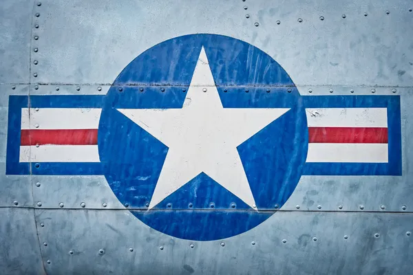 Avión militar con signo de estrella y franja . — Foto de Stock