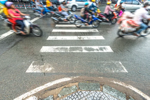 Paardrijden scooters. verkeer in vietnam. — Stockfoto