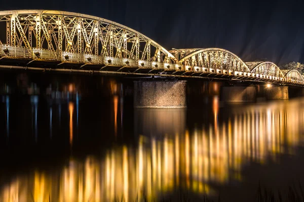 Vista noturna da ponte Truong Tien em Hue . — Fotografia de Stock