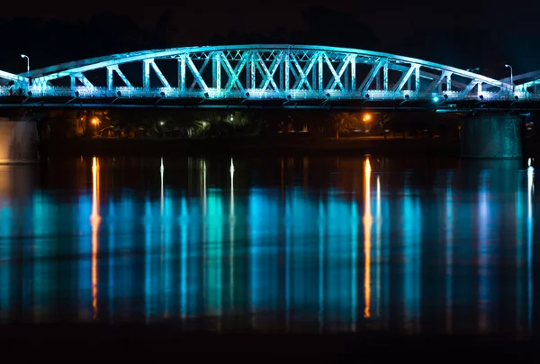 Vista noturna da ponte Truong Tien em Hue . — Fotografia de Stock