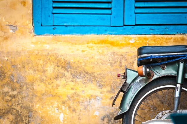 Motorroller geparkt an altem Gebäude in Vietnam, Asien. — Stockfoto