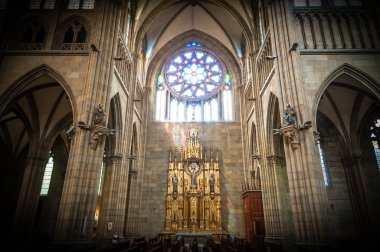 altar ve kemerler ile eski kilise iç.