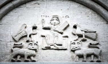 Kilise oyulmuş beş karakter kemerli duvar.