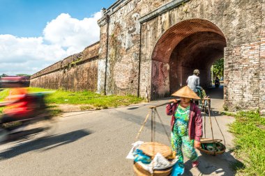 hue city, vietnam, Asya sepetleri ile kadın.