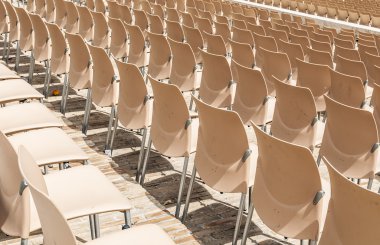 satırlar, plastik sandalye.