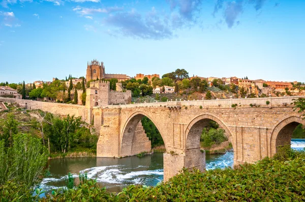 Panorama van beroemde toledo brug in Spanje, Europa. — Stockfoto