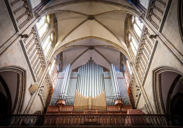 Grote orgel onder boog in de katholieke kerk. — Stockfoto