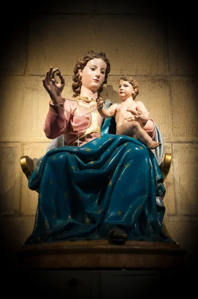 Socha Panny Marie s Ježíškem v kostele. — Stock fotografie