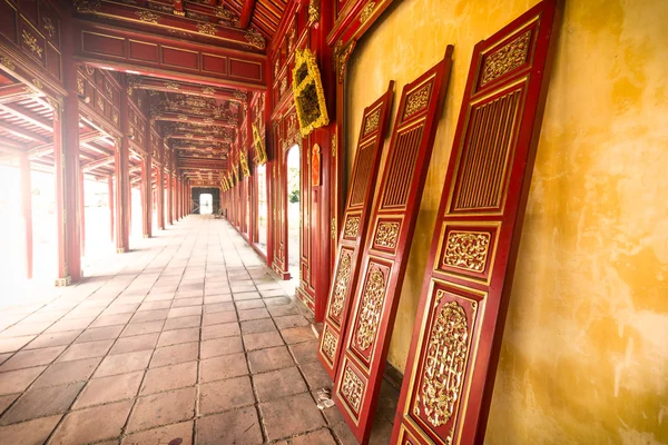 Rött trä hall av nyans citadel i vietnam, Asien. — Stockfoto