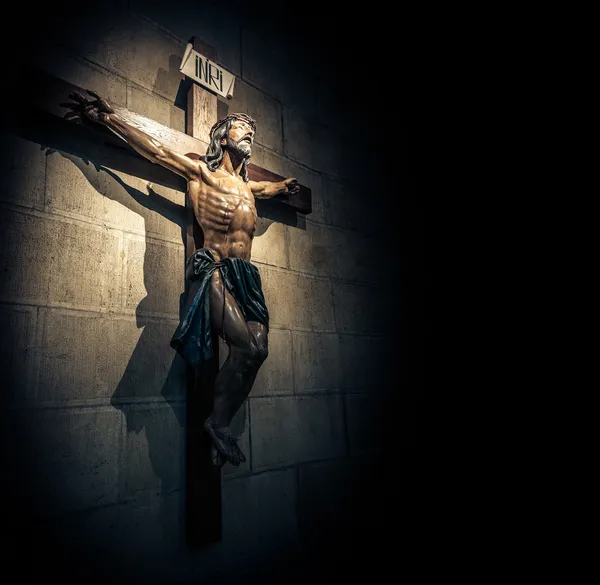 Crucifixo na igreja na parede de pedra . — Fotografia de Stock