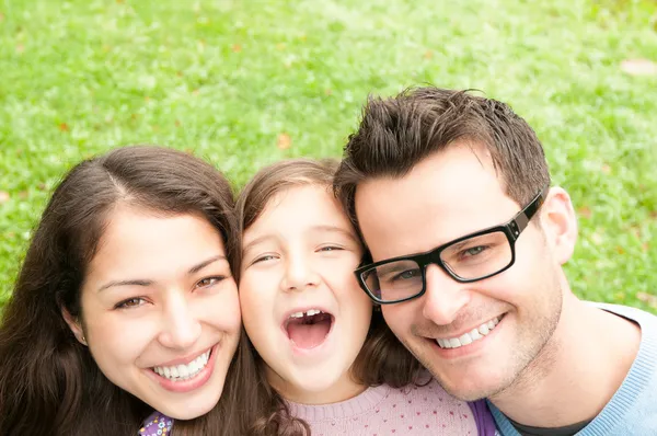 Nahaufnahme Porträt einer glücklichen dreiköpfigen Familie. — Stockfoto