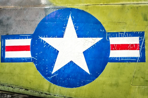 Avión militar con signo de estrella y franja . — Foto de Stock