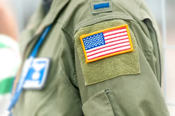 Enfoque en la bandera americana en el uniforme de persona de la USAF . —  Fotos de Stock