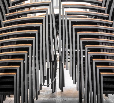 iki siyah sandalye kapalı Café yığınları