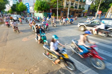 işlek cadde motosiklet akışı