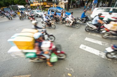 işlek cadde motosiklet akışı