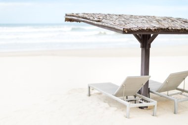 iki boş şezlong şezlong