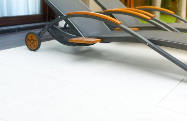 hotel alan gri boş şezlong