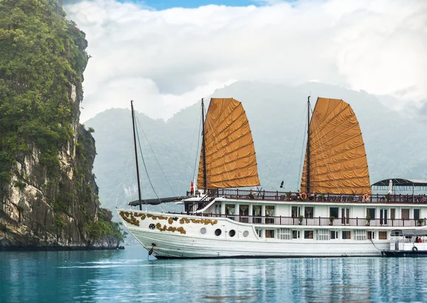 Het schip in mooie halong baai — Stockfoto