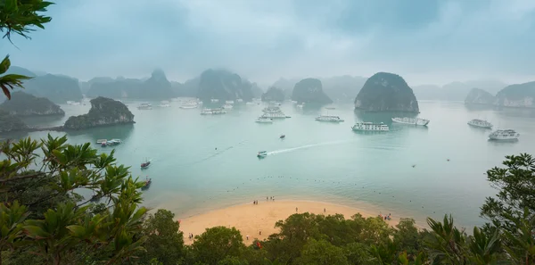 Vista panorámica de la bahía de Halong — Foto de Stock