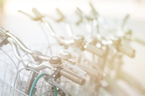Stijl fietsen staan in de rij — Stockfoto