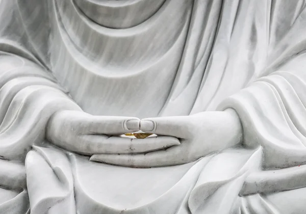 Estátua de Buda com as mãos como assunto principal — Fotografia de Stock