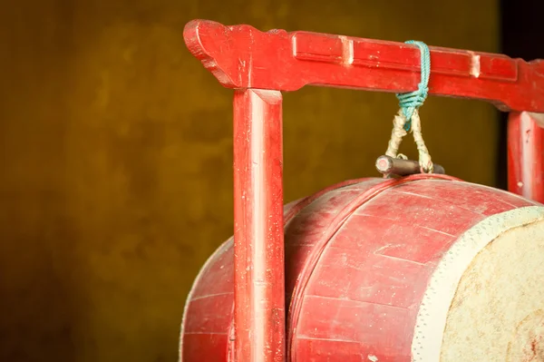 Tambour en bois rouge dans le temple bouddhiste — Photo