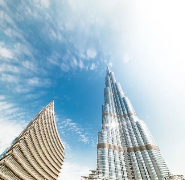 Burj khalifa verdwijnen in blauwe hemel in dubai — Stockfoto
