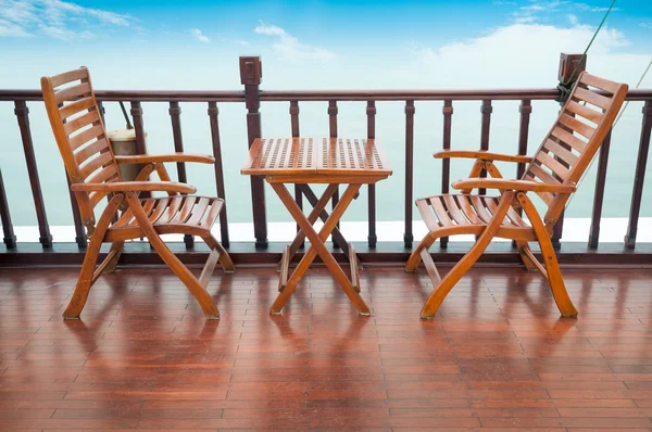 Liegestühle und Tisch auf dem Schiff — Stockfoto
