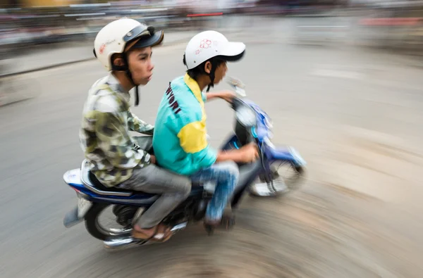 Deux hommes à vélo à Hoi An — Photo