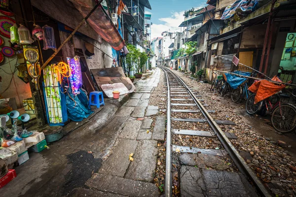 Ferrocarril cruzando la calle en la ciudad — Foto de Stock