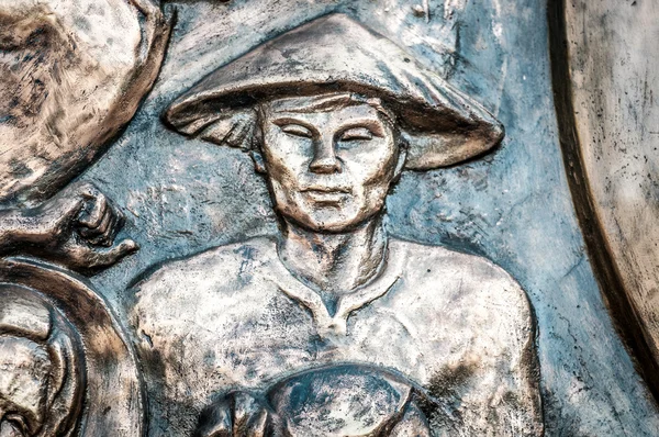 Monument avec homme au chapeau — Photo