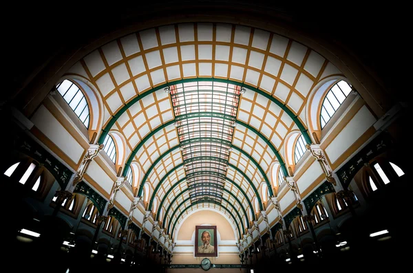 Interior de la oficina de correos en Ho Chi Ming — Foto de Stock