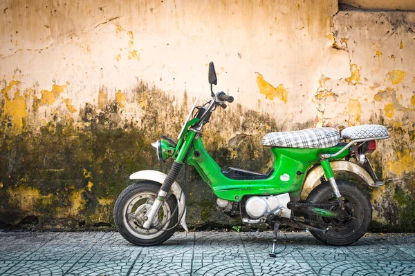 Scooter estacionado en el edificio viejo —  Fotos de Stock