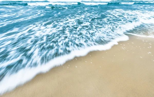 Синие океанские волны — стоковое фото