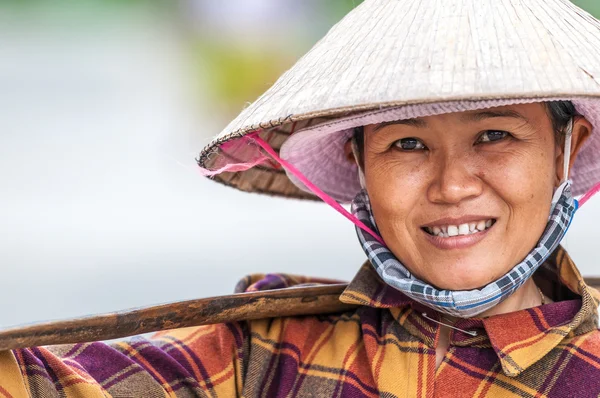 越南女子在圆锥形的帽子 — 图库照片