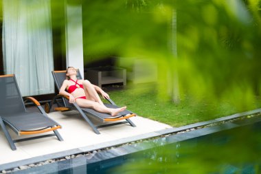 kadın şezlong üzerinde rahatlatıcı