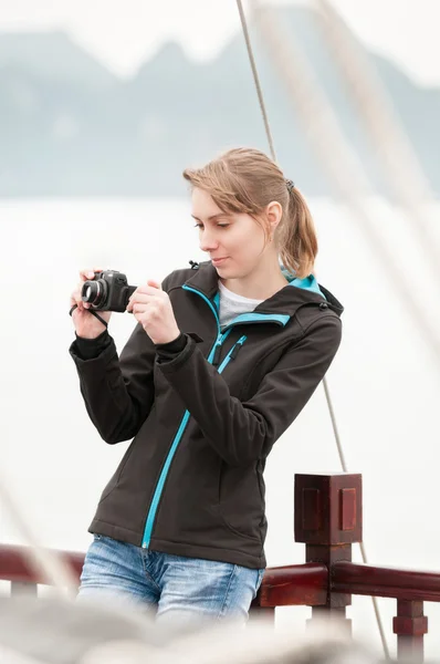 Fille sur le pont du navire à la baie d'Halong — Photo