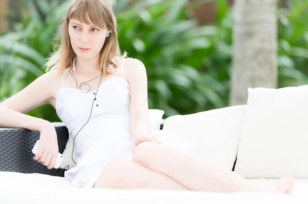 Mujer escuchando música al aire libre — Foto de Stock