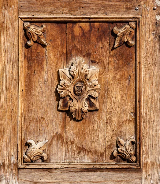 Close Detalhes Velha Porta Madeira Com Flores Esculpidas Textura Madeira — Fotografia de Stock