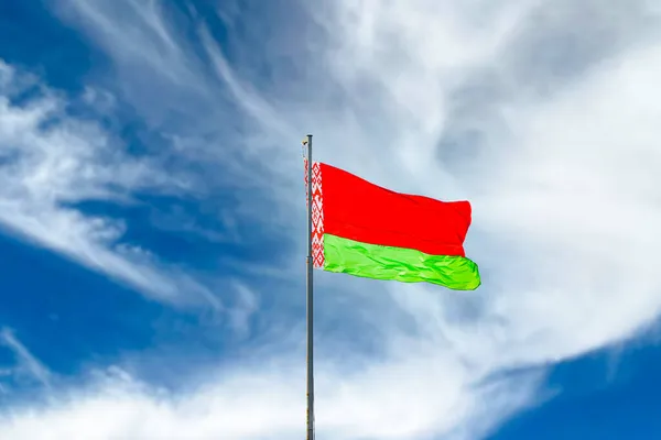 Flagge Weißrusslands Weht Vor Blauem Himmel Mit Wolken — Stockfoto