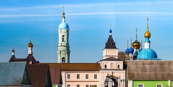 Stary Rosyjski Klasztor Błękitnym Niebem Tle — Zdjęcie stockowe