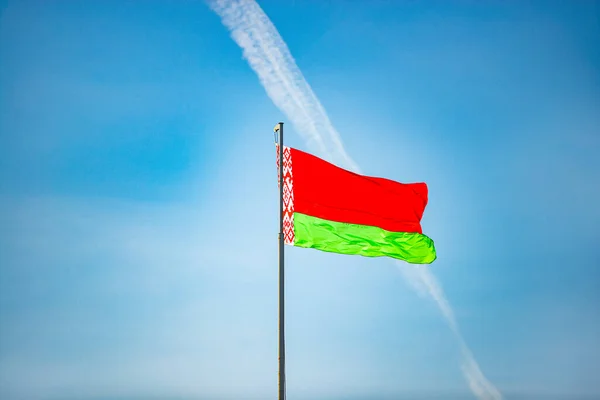 Běloruská Vlajka Vlnící Proti Modré Obloze Bez Mraků — Stock fotografie