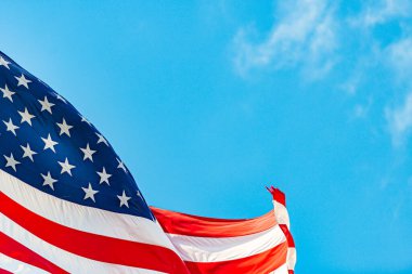 Amerikan bayrağı ve mavi bulutlu gökyüzü arkasında bulutlar
