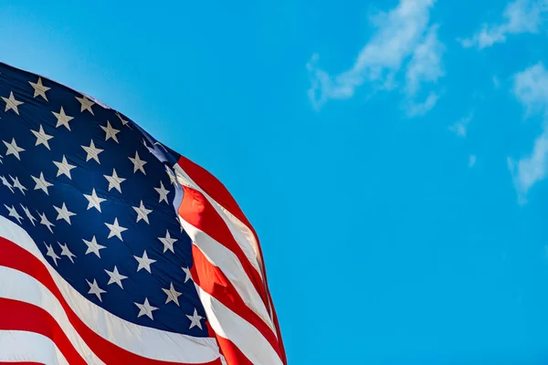Americká Americká Vlajka Modrá Oblačná Obloha Mraky Pozadí — Stock fotografie