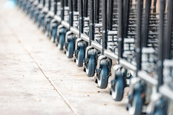 Row Empty Shopping Carts Big Supermarket California Usa — Stock Photo, Image